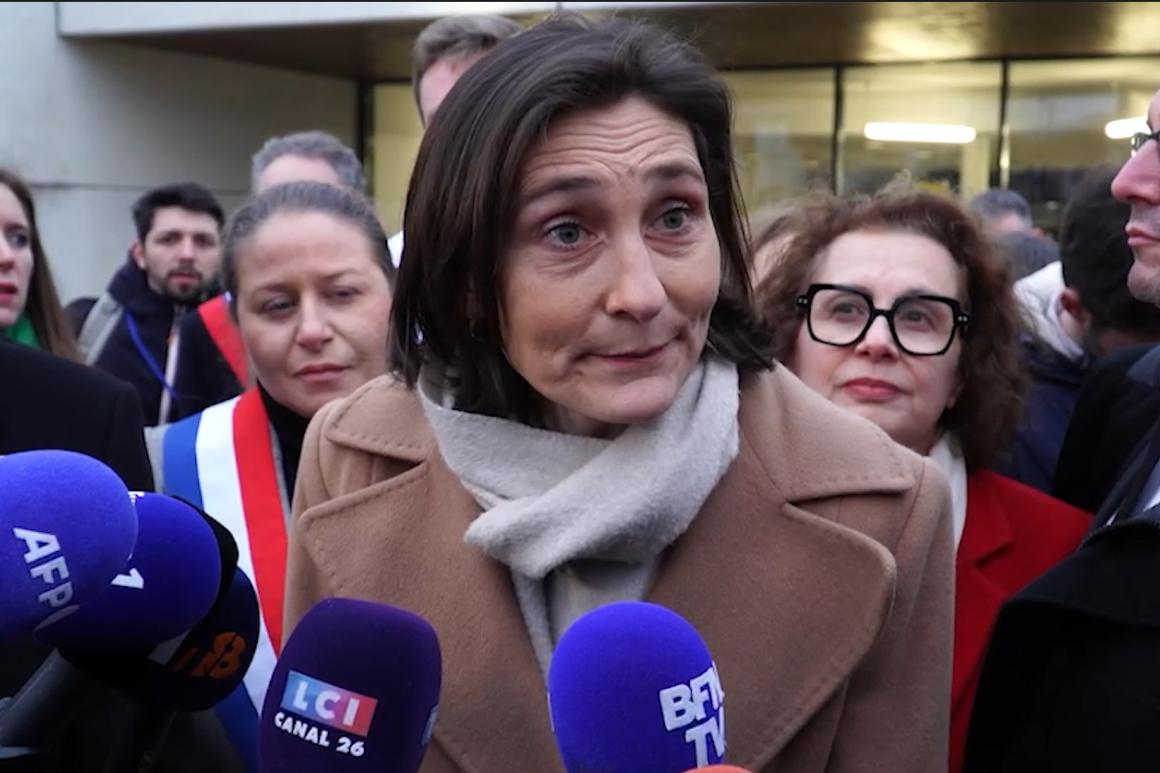 Amélie Oudéa-Castéra, au premier plan des micros BFM, LCI, AFP, Europe 1