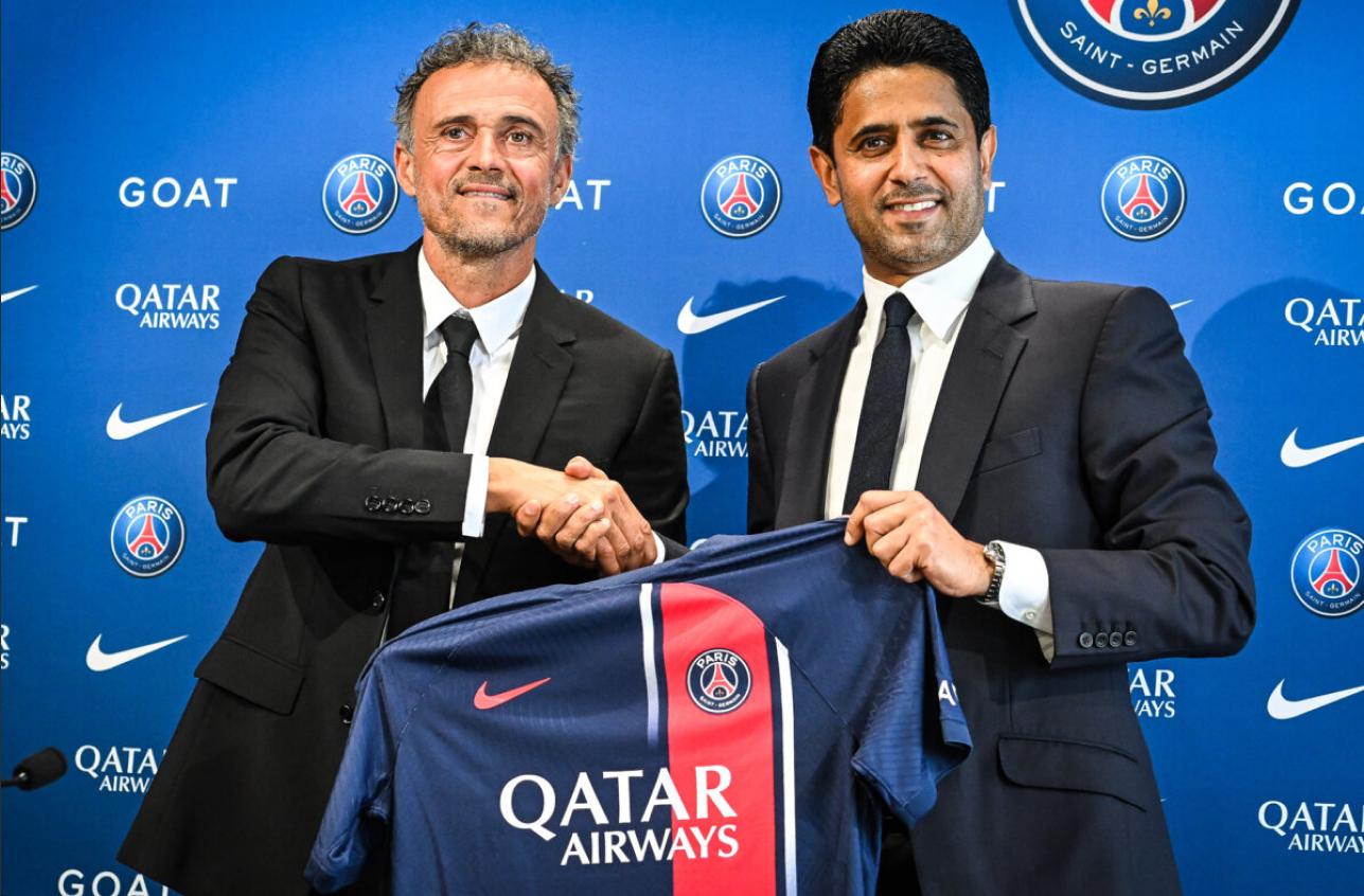 Poignée de main entre Nasser al-Khelaïfi et Luis Enrique qui tiennent un maillot du PSG