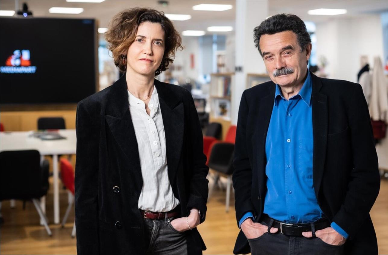 Carine Fouteau et Edwy Plenel dans les bureaux de Mediapart