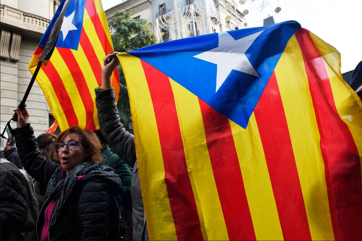 Manifestants brandissants des drapeaux catalans