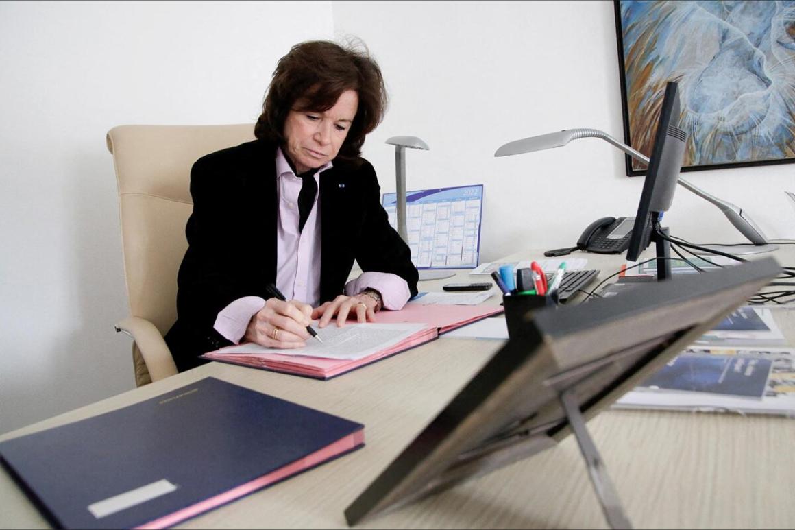 Sylvie Pierre-Brossolette en train d'écrire à son bureau au Haut Conseil à l'égalité entre les femmes et les hommes