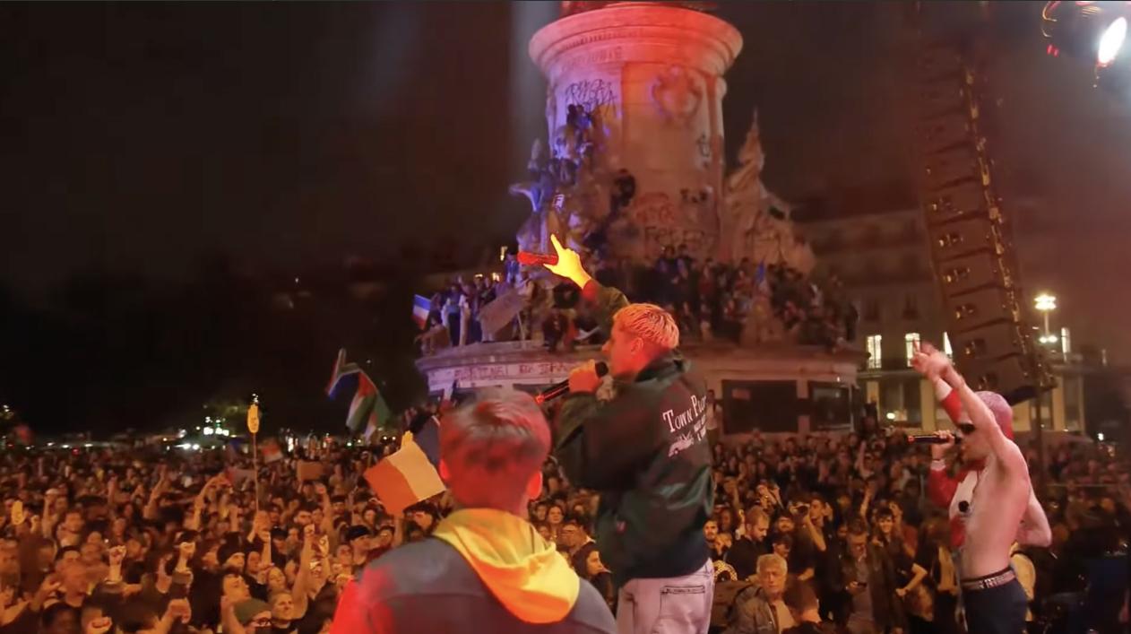 Manifestants place de la République, la nuit
