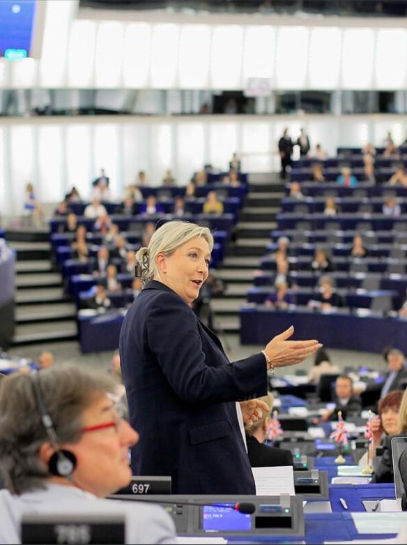 Marine Le Pen, debout, s'exprime au parlement européen