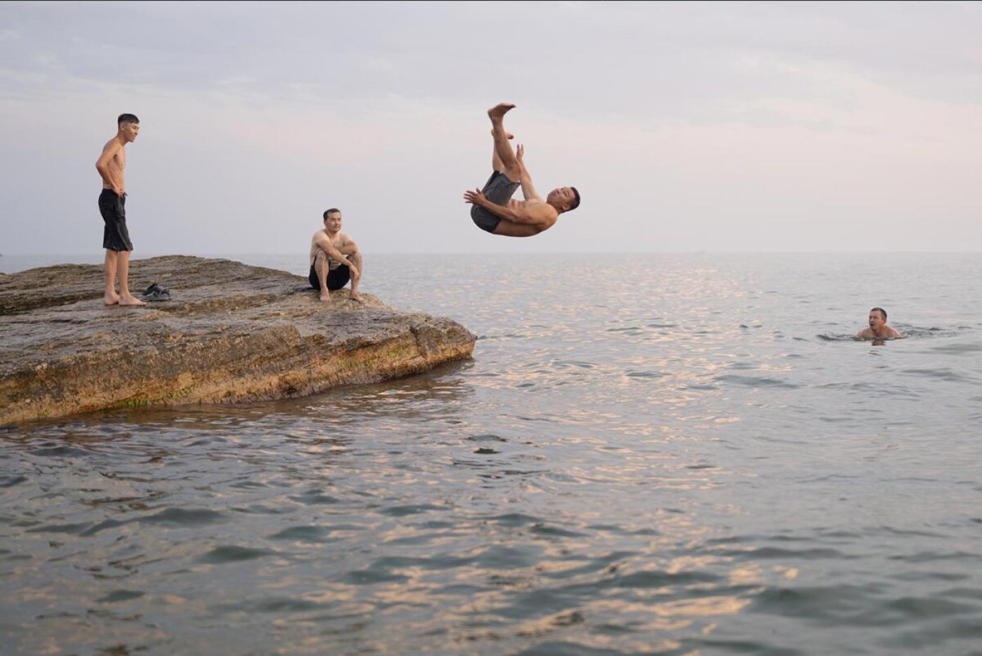 De jeunes hommes se baignent dans la mer