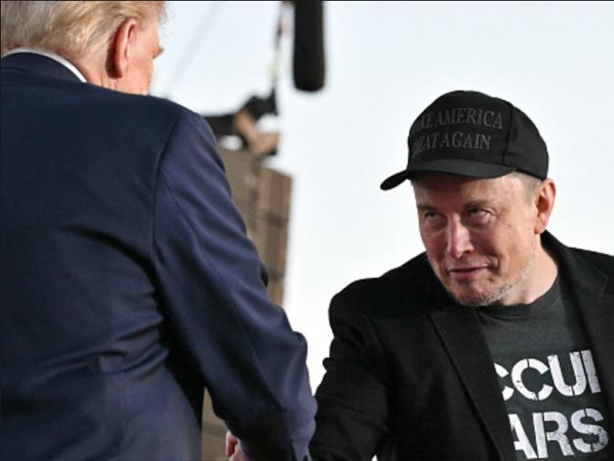 Poignée de mains entre Donald Trump de dos et Elon Musk de face
