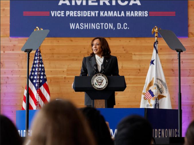Kamala Harris est au micro derrière un pupitre en tant que vice-présidente