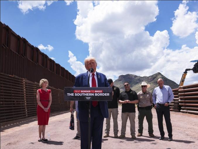 Donald Trump parle au micro derrière un pupitre sur lequel il est inscrit The Southern Border
